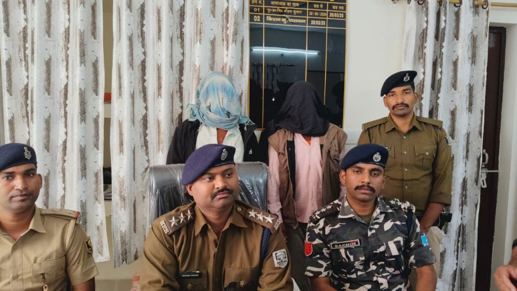 प्रेस वार्ता कर जानकारी देते अनुमंडल पुलिस पदाधिकारी.